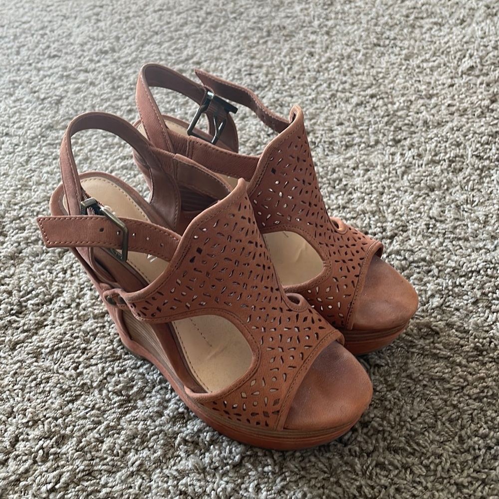 Tan Gianna Bini wedged heels size 6